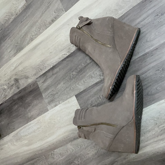 Grey wedge boots. Slightly above ankle height. Sz 10m - Picture 4 of 5